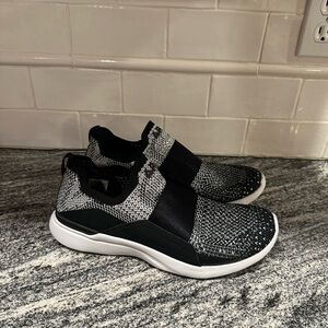 Women’s APL Techloom Bliss Lightweight Knit Slip On Running Sneakers Size 9.5